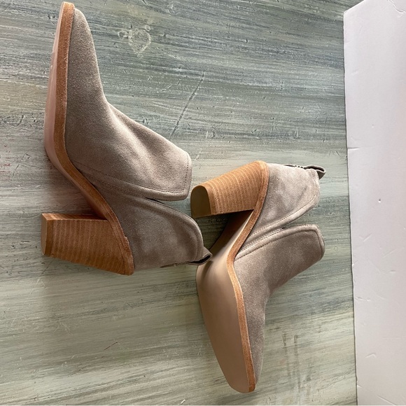 Jeffrey Campbell Rosee Heeled Ankle Bootie Women’s size 9 in Beige Suede - Picture 8 of 8